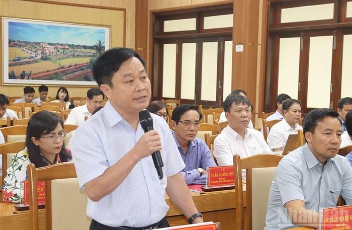 Giám đốc Sở Xây dựng tỉnh Quảng Ngãi Nguyễn Phúc Nhân thảo luận Nghị quyết phát triển hệ thống đô thị văn minh, hiện đại.