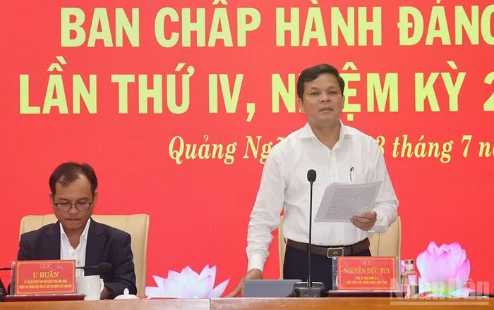 Phó Bí thư Tỉnh ủy, Chủ tịch Hội đồng nhân dân tỉnh Quảng Ngãi Nguyễn Đức Tuy điều hành phiên thảo luận các nghị quyết chuyên đề.