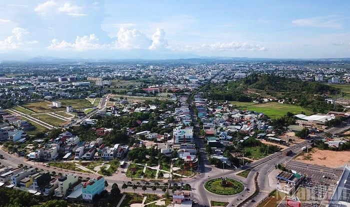 Quảng Ngãi tập trung phát triển các đô thị trung tâm và đô thị động lực trở thành các cực tăng trưởng, trung tâm kinh tế, thương mại, dịch vụ, du lịch và đổi mới sáng tạo, có sức cạnh tranh cao, đóng vai trò dẫn dắt và lan tỏa phát triển.