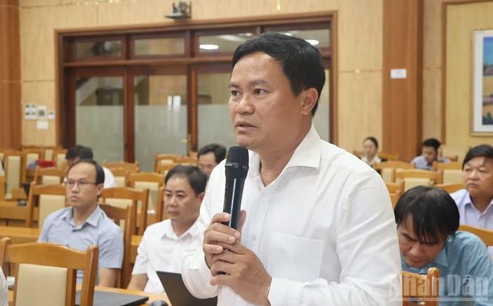 Giám đốc Sở Nông nghiệp và Môi trường tỉnh Quảng Ngãi Hồ Trọng Phương thảo luận các nghị quyết liên quan đến phát triển nông nghiệp, lâm nghiệp và chương trình mục tiêu quốc gia xây dựng nông thôn mới.