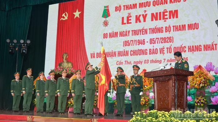 Thừa ủy quyền Chủ tịch nước, Trung tướng Hồ Văn Thái, Chính ủy Quân khu 9 trao Huân chương bảo vệ Tổ quốc tặng Bộ Tham mưu Quân khu 9.