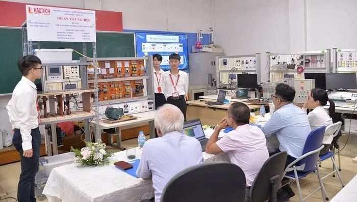 Sinh viên nghề Điện công nghiệp (Trường cao đẳng nghề Bách khoa Hà Nội) bảo vệ đồ án tốt nghiệp (Ảnh:hactech.edu.vn)