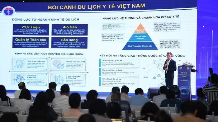Tiến sĩ Dương Huy Lương, Phó cục trưởng Quản lý Khám chữa bệnh (Bộ Y tế) trao đổi tại hội thảo