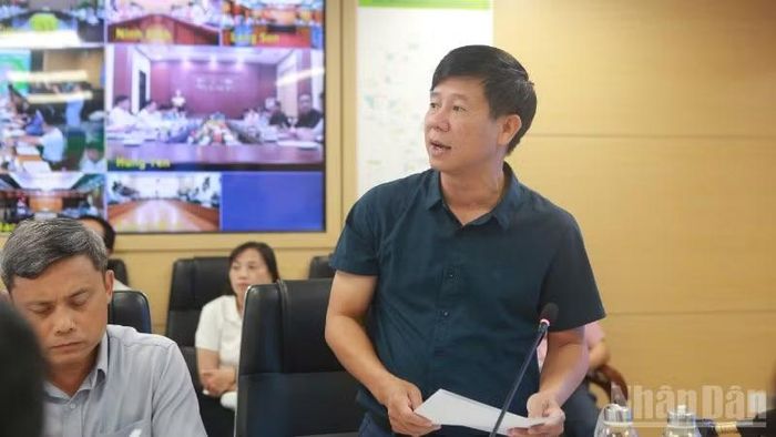 Ông Phạm Đức Luận - Cục trưởng Cục Quản lý đê điều và Phòng, chống thiên tai báo cáo tại cuộc họp.
