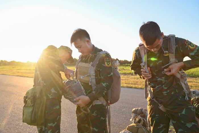 Quán triệt tinh thần "vượt nắng, thắng mưa, say sưa luyện tập", lực lượng Đặc công cơ động ra khu vực huấn luyện tại sân bay Hòa Lạc với tác phong khẩn trương, đội hình kỷ luật và nghiêm túc.
