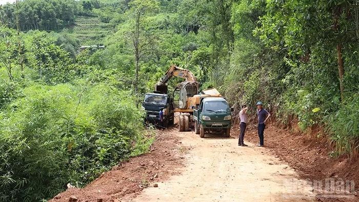 Làm tuyến ĐX3.Tiên Sơn, xã Sơn Cẩm Hà có tổng cộng 13 hộ dân bị ảnh hưởng nhưng tất cả đều đồng lòng hiến đất để có đường lớn.