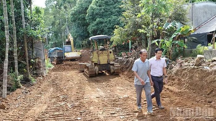 Tuyến ĐX1.Tiên Sơn từ Đường ĐT614 đi đốc Đá Trắng của xã Sơn Cẩm Hà mở rộng có 38 hộ dân bị ảnh hưởng trực tiếp đã hiến toàn bộ đất và tài sản trên đất nằm trong phạm vi hành lang tuyến để mở đường.