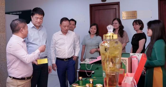 Các sản phẩm của Tập đoàn Y Dược Sâm Ngọc Linh Việt Nam trưng bày tại khuôn viên Viện Hàn lâm Khoa học và Công nghệ Việt Nam.