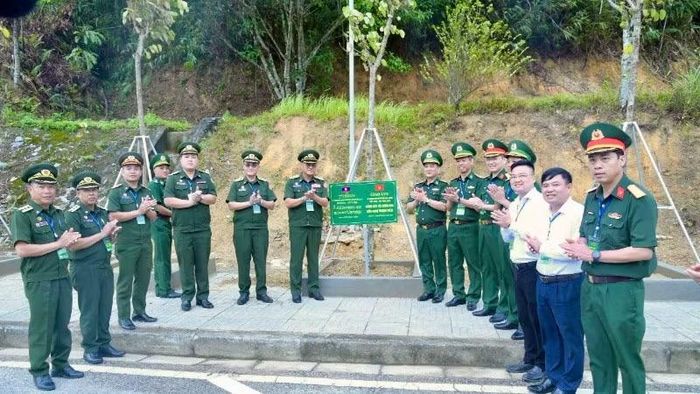 Các đại biểu cùng nhau thực hiện hoạt động trồng hàng cây và vườn hoa hữu nghị thanh niên.