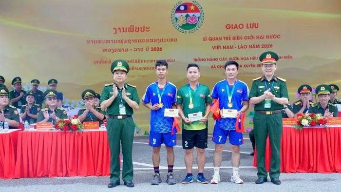 Trao giải cho các vận động viên đạt thành tích cao tại cuộc thi chạy việt dã.
