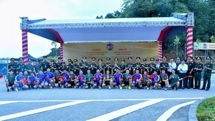 Các đại biểu chụp ảnh cùng các vận động viên là những sĩ quan trẻ lực lượng bảo vệ biên giới hai nước.