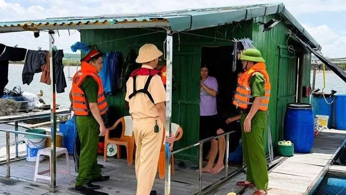 Lực lượng cảnh sát giao thông thủy, Công an tỉnh Quảng Ninh phối hợp với các lực lượng chức năng tuyên truyền hộ nuôi trồng thủy hải sản chủ động các biện pháp ứng phó bão số 1 - (Ảnh Công an tỉnh Quảng Ninh)