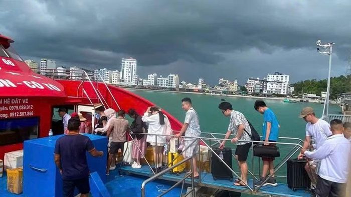 Đặc khu Cô Tô phối hợp với các hãng tàu bố trí phương tiện đưa du khách vào bờ tránh bão số 1 an toàn.