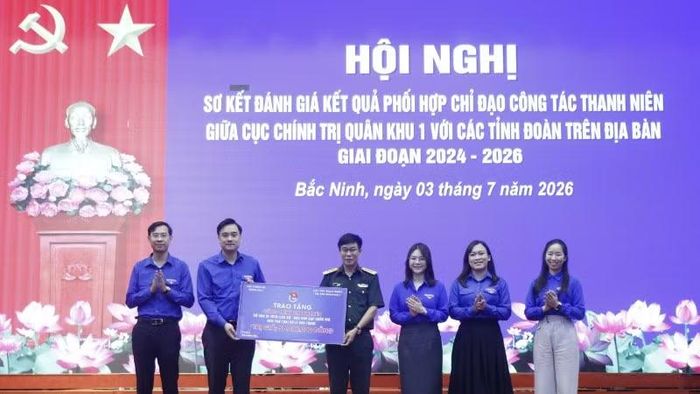 Cục Chính trị Quân khu 1 và các Tỉnh đoàn: Lạng Sơn, Cao Bằng, Thái Nguyên trao tặng công trình thanh niên cho Tỉnh đoàn Bắc Ninh.