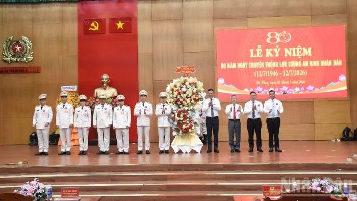 Lãnh đạo thành phố Đà Nẵng trao tặng hoa chúc mừng.