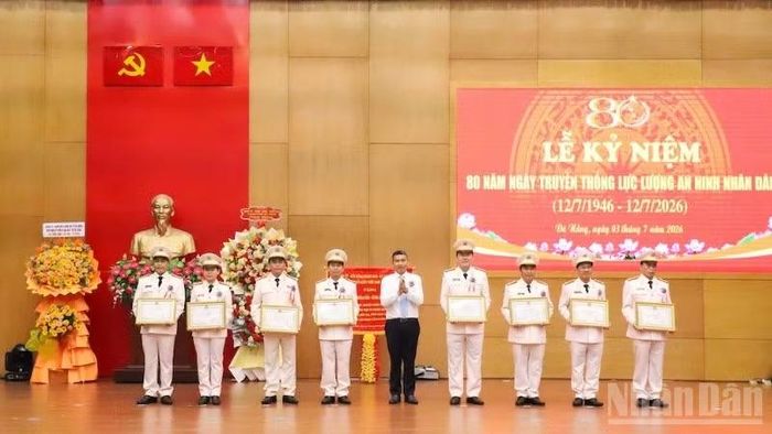 Các tập thể xuất sắc nhận bằng khen của Chủ tịch Ủy ban nhân dân thành phố Đà Nẵng.
