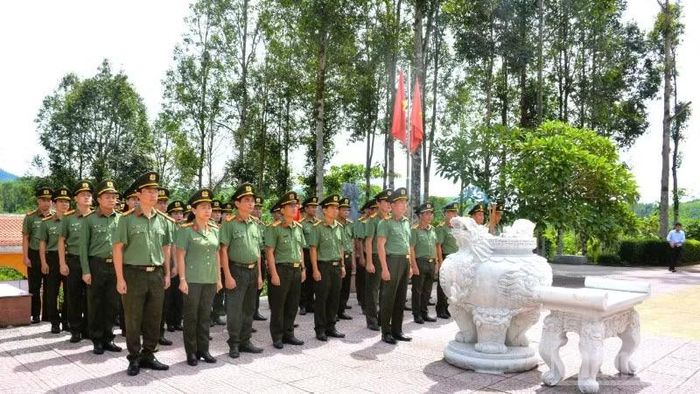 Lực lượng An ninh Công an thành phố dâng hương tại Bảo tàng Hồ Chí Minh (Quân khu 5).