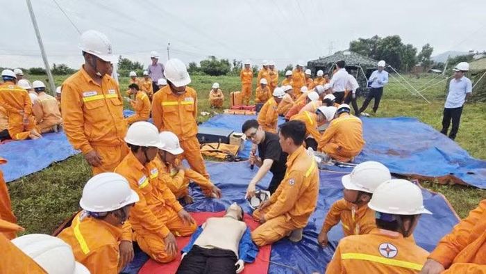 Lực lượng tham gia thực hành cứu nạn, cứu hộ và sơ cấp cứu ban đầu.