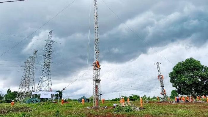 Lực lượng tham gia thực hành lắp dựng cột đỡ H-KEMA cho đường dây 500kV.