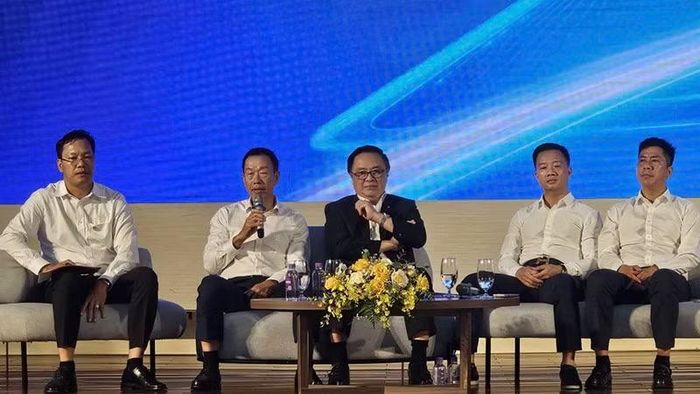 Lãnh đạo tỉnh Thanh Hóa trao đổi tại diễn đàn.