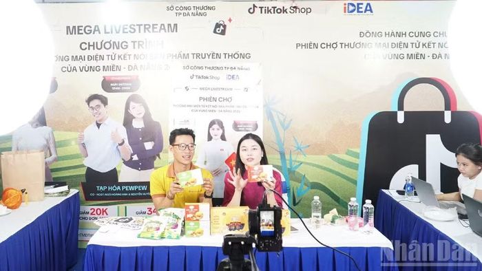 Livestream, giới thiệu, quảng bá các sản phẩm OCOP, đặc sản vùng miền của Đà Nẵng và các địa phương khác tại phiên chợ.
