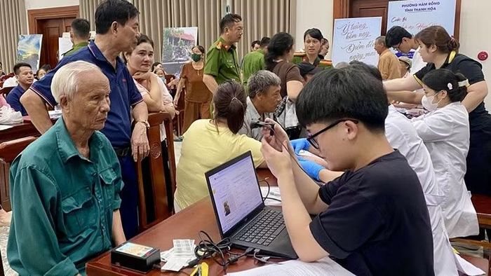 Thu nhận mẫu ADN cho thân nhân liệt sĩ tại phường Hàm Rồng, tỉnh Thanh Hóa.