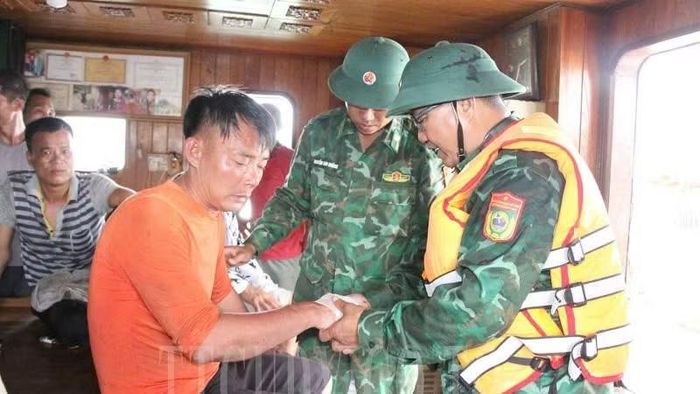 Thuyền trưởng Nguyễn Văn Thành là người cuối cùng được lực lượng cứu hộ tìm thấy, đưa vào bờ an toàn. (Ảnh Trung tâm Cung ứng dịch vụ đặc khu Cô Tô).