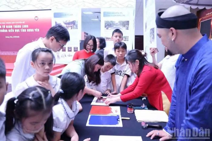 Học sinh trải nghiệm in dập hoa văn lấy cảm hứng từ Văn Miếu-Quốc Tử Giám.