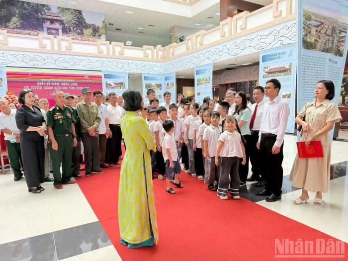 Các đại biểu nghe giới thiệu về truyền thống hiếu học, khoa bảng của Hưng Yên.