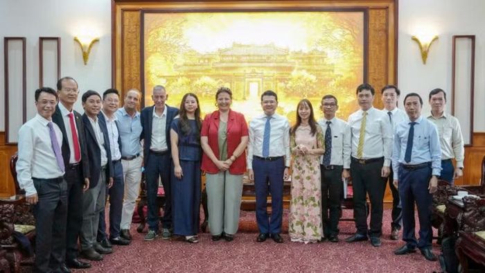 Lãnh đạo thành phố Huế cùng đoàn đại biểu thành phố Cergy (Cộng hòa Pháp) chụp ảnh lưu niệm.