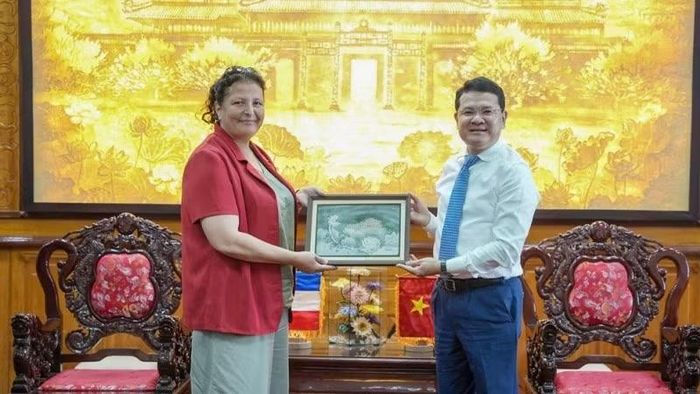 Phó Chủ tịch Thường trực Ủy ban nhân dân thành phố Hoàng Hải Minh tặng quà lưu niệm cho bà Malika Yebdri, Trưởng đoàn đại biểu thành phố Cergy (Cộng hòa Pháp).