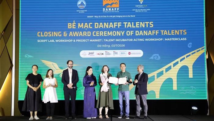 Tiến sĩ Ngô Phương Lan trao giải thưởng cho dự án “Zholdogu Bala”.