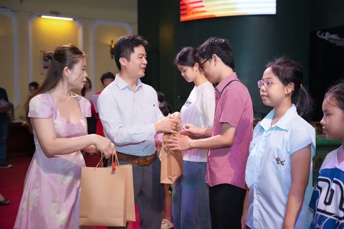 Đồng chí Nguyễn Quang Hưng, Ủy viên Ban Thường vụ Công đoàn, Phó Trưởng Ban Chuyên đề Báo Nhân Dân trao phần thưởng tặng con cán bộ, công chức, viên chức, người lao động đạt thành tích trong học tập, năm học 2025-2026.