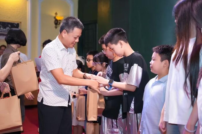 Đồng chí Phan Huy Thắng, Ủy viên Ban Thường vụ Đảng ủy, Ủy viên Ban Biên tập, Trưởng Ban Thư ký-Biên tập Báo Nhân Dân trao phần thưởng tặng con cán bộ, công chức, viên chức, người lao động đạt thành tích trong học tập năm học 2025-2026.