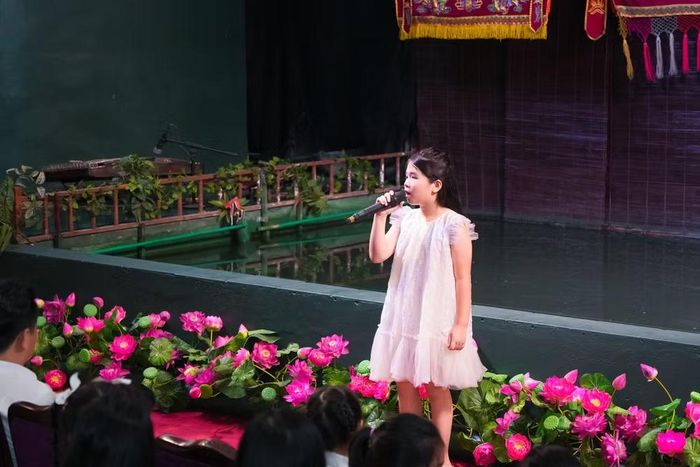 Cháu Vũ Khánh Ngân thể hiện tài năng bằng tiết mục đơn ca “Ước mơ của mẹ”