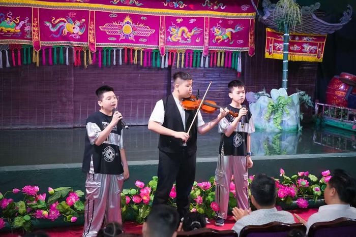 Cháu Bảo Minh, Minh Quang và Quang Phú thể hiện tài năng với bài hát “Lớn rồi còn khóc nhè” của nhạc sĩ Nguyễn Hải Phong.
