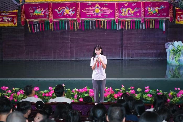 Cháu Đoàn Lữ Thụy Phương, học sinh xuất sắc lớp 8 Trường trung học cơ sở Chu Văn An, phường Tây Hồ đạt giải Ba môn Giáo dục Công dân lớp 9 cấp thành phố; giải Ba môn Ngữ văn cấp trường phát biểu cảm tưởng tại chương trình.