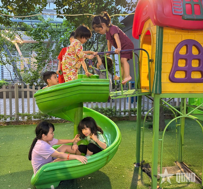 Trẻ em được vui chơi trong môi trường an toàn.
