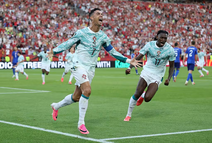  Ronaldo ghi bàn từ chấm 11m để gỡ hòa 1-1 cho Bồ Đào Nha. Ảnh: Getty Images 