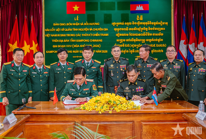 Thiếu tướng Huỳnh Văn Ngon, Phó chính ủy, Trưởng Ban Chỉ đạo 515 Quân khu 9 (bên trái) và Trung tướng Mum Sopheap, Phó tư lệnh Quân khu Đặc biệt (Campuchia) ký kết biên bản giao nhận hài cốt liệt sĩ quân tình nguyện và chuyên gia Việt Nam hy sinh trong các thời kỳ chiến tranh tại Campuchia.