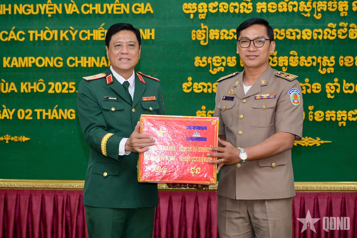 Đoàn công tác Ban Chỉ đạo 515 Quân khu 9 tặng quà thành viên Ban chuyên trách tỉnh Kampong chhnang.