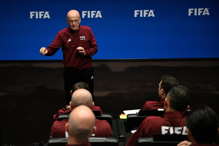  Chủ tịch Ủy ban Trọng tài FIFA Pierluigi Collina trong một cuộc họp với trọng tài World Cup 2026. Ảnh: FIFA 