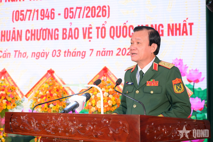 Trung tướng Hồ Văn Thái, Bí thư Đảng ủy, Chính ủy Quân khu 9 phát biểu chỉ đạo tại lễ kỷ niệm. 