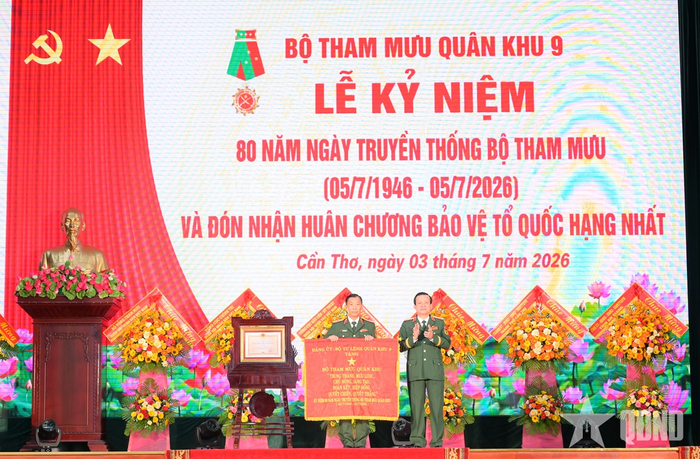 Trung tướng Hồ Văn Thái, Bí thư Đảng ủy, Chính ủy Quân khu 9 trao bức trướng của Đảng ủy, Bộ tư lệnh Quân khu tặng Bộ Tham mưu Quân khu 9. 