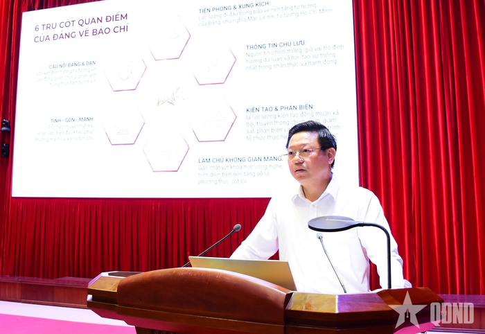 Đồng chí Trần Thanh Lâm trình bày chuyên đề tại hội nghị tập huấn. 