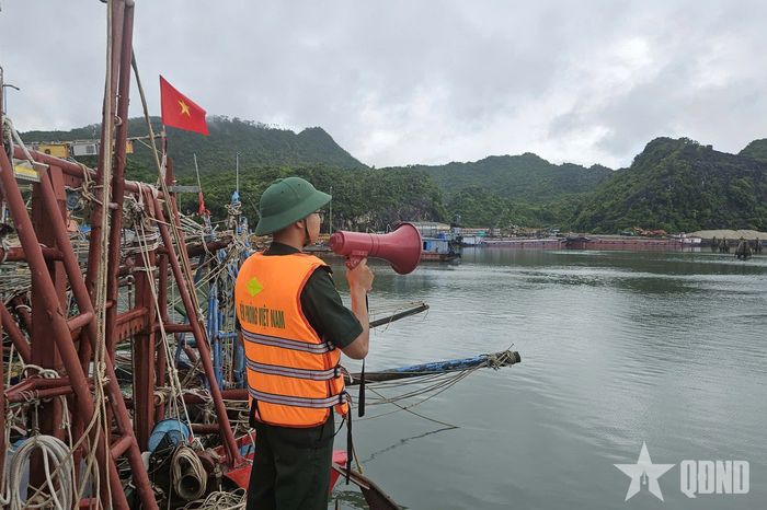 Bộ đội Biên phòng thành phố Hải Phòng phát loa tuyên truyền cho phương tiện tránh trú bão.