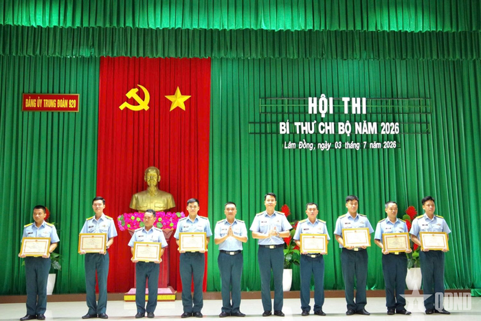 Thủ trưởng Trung đoàn tặng giấy khen cho các thí sinh đạt thành tích cao tại hội thi. 