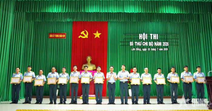  Thủ trưởng Trung đoàn tặng Giấy chứng nhận Bí thư chi bộ giỏi cho các thí sinh tại hội thi.