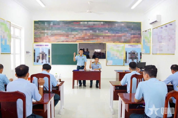 Các thí sinh thực hiện phần thi thực hành Chi bộ ra nghị quyết lãnh đạo thường kỳ và xử lý tình huống. 