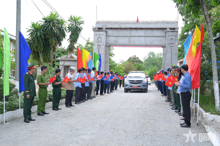 Cán bộ, chiến sĩ lực lượng vũ trang và các tổ chức chính trị xã hội phường Tịnh Biên và phường Thới Sơn (tỉnh An Giang) đón 65 hài cốt liệt sĩ do Đội K90 quy tập tại Campuchia.